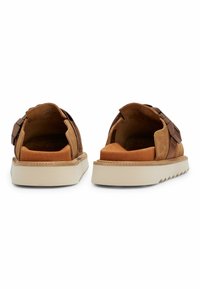 HUGO SYRAX - Clogs - brown two
