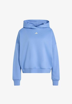 Jasnoniebieska bluza z kapturem na długi rękaw, z logo z przodu, ściągaczami na rękawach i u dołu oraz szerokim kapturem, prezentowana na białym tle.