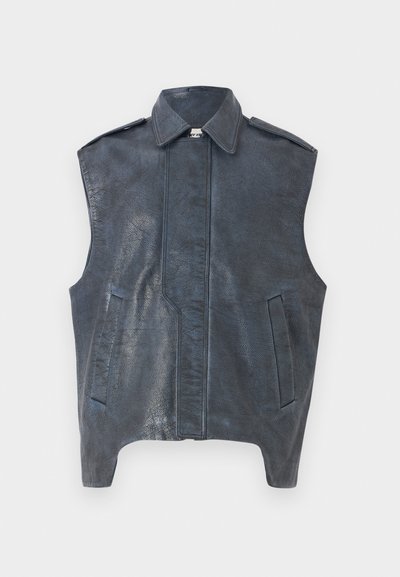 Colete sem mangas azul-escuro em pele, com um colarinho estruturado, costuras frontais e dois bolsos laterais. O detalhe texturizado na superfície adiciona interesse visual.
