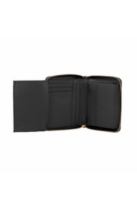 Portafoglio in pelle nera con chiusura a zip, dotato di numerosi scomparti per carte e tasche, texture liscia e decorazioni in metallo color oro.