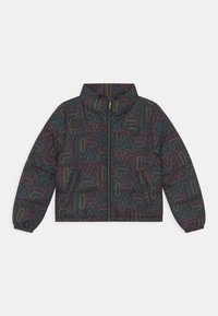 Czarna kurtka puchowa z kolorowymi wzorami logo FILA, wysoka stójka, elastyczne mankiety oraz zamek błyskawiczny z przodu.