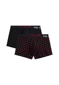 Dwie pary czarnych męskich bokserek, jedna gładka, druga z czerwonym wzorem serc, obie z markowymi paskami w talii z czerwono-białym napisem.