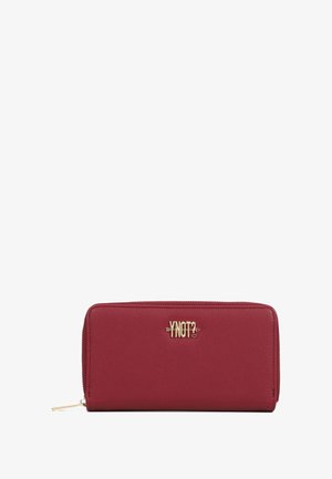 Portafoglio in pelle rossa con superficie texture, caratterizzato da un logo "YNOT?" in tono oro e una chiusura con zip. Il design è rettangolare con bordi arrotondati.