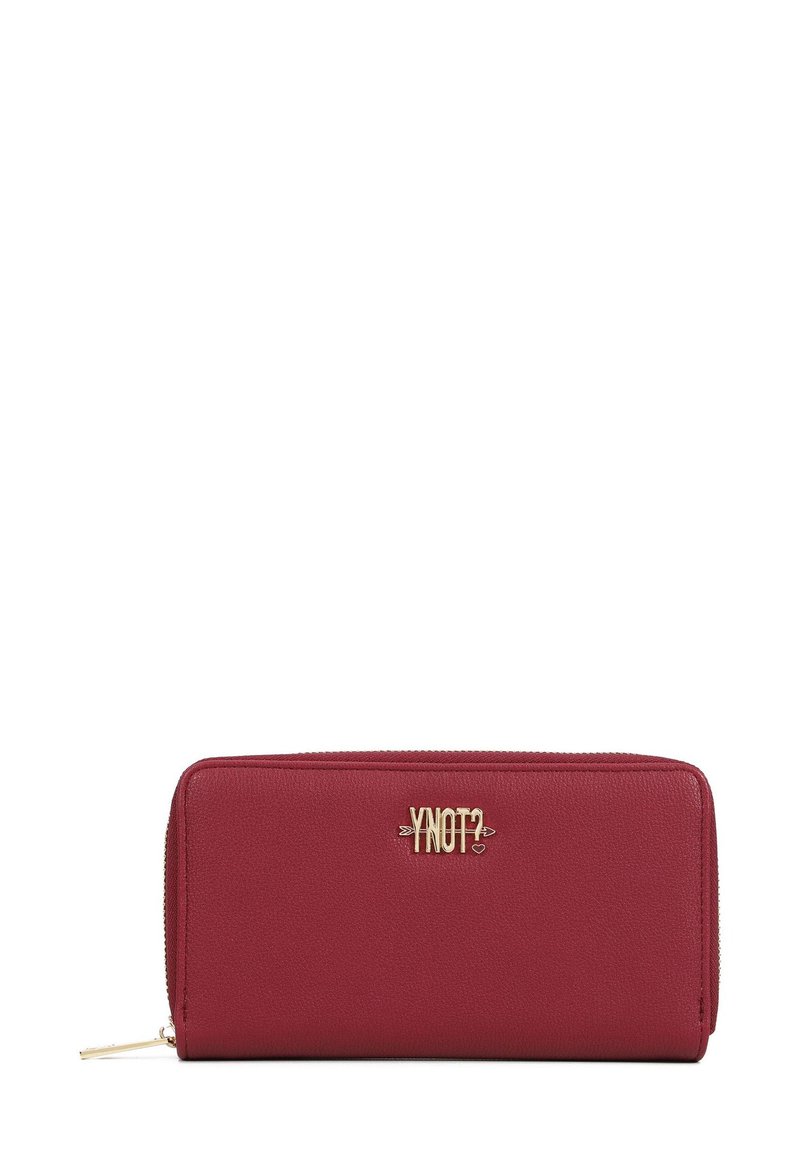 Portafoglio in pelle rossa con superficie texture, caratterizzato da un logo "YNOT?" in tono oro e una chiusura con zip. Il design è rettangolare con bordi arrotondati.