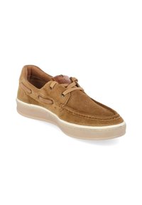 Chaussure bateau en daim marron avec lacets beige et semelle en caoutchouc beige clair, vue en angle sur fond blanc.