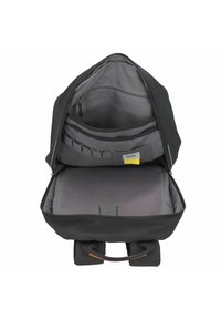 Sort rygsæk med en grå indvendig, der har et lynlåslukket rum, polstret laptop-lomme, flere lommer og justerbare stropper.