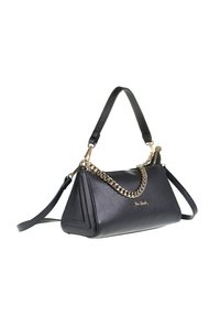 Borsa a tracolla in pelle nera texturizzata con dettaglio in catena dorata, manico superiore e tracolla removibile su sfondo bianco.