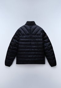 Sort pufferjakke med høj krave, quiltet design og vandrette syninger. Glat tekstur med en slank, minimalistisk silhuet.