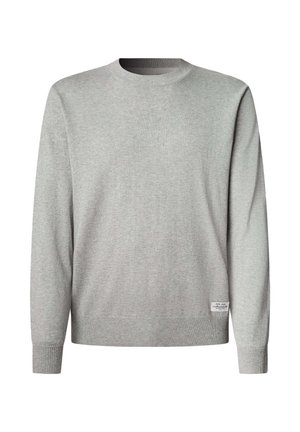Hellgrauer Langarm-Pullover mit Rundhalsausschnitt, gerippten Bündchen und Saum sowie einem kleinen rechteckigen Markenlabel nahe dem unteren Saum.