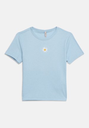 Crop top côtelé bleu clair à manches courtes avec un col rond et une petite marguerite blanche au centre jaune brodée sur la poitrine.