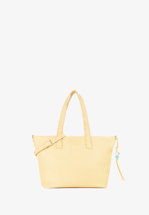 Gul læder tote taske med flet håndtag, en aftagelig rem og en subtil blank finish. Har en lynlås og frynse detaljer.