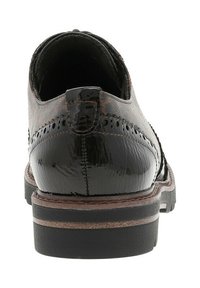 Chaussure habillée en cuir marron avec un talon noir brillant, ornée de perforations et d'une semelle marron contrastante. La vue de derrière montre une texture lisse.
