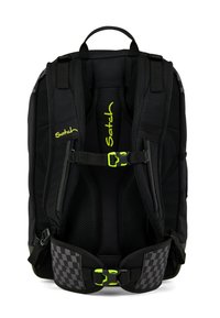 Sac à dos noir avec des bretelles rembourrées, des accents verts et une ceinture à carreaux. Il présente un design ergonomique et un doublage en mesh pour le confort.
