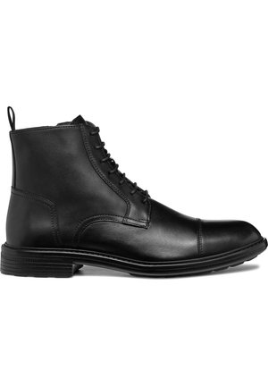Botín negro de cuero hasta el tobillo con puntera redonda, diseño de cordones, suela texturizada en contraste y detalles de costura mínimos.