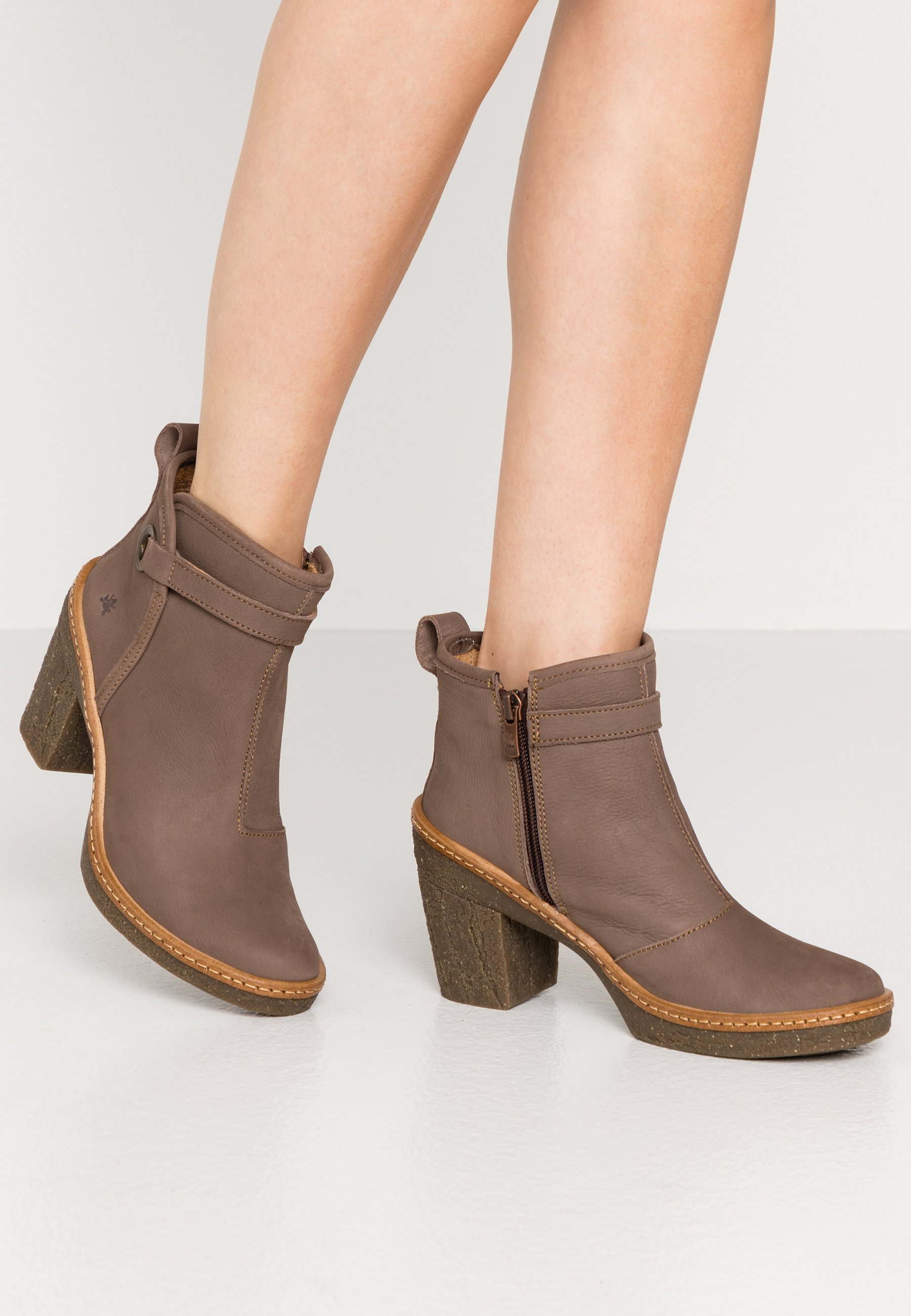 El Naturalista HAYA - Botines de tacón - pleasant plume/marrón topo -  Zalando.es