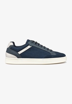Sneakers blu navy realizzati in tessuto e materiali sintetici, con un accento bianco, punta tonda e suola in gomma testurizzata. Include lacci piatti.
