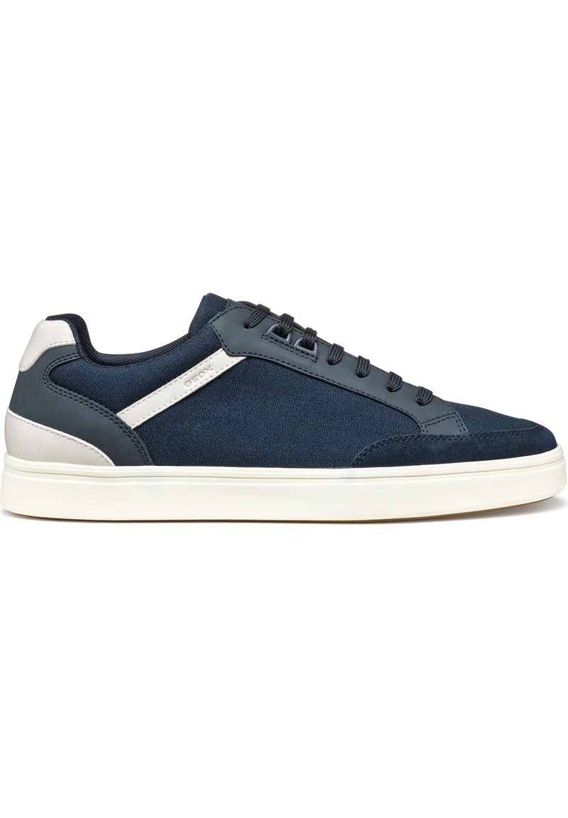 Tumedad sneakers, mis on valmistatud kangast ja sünteetilistest materjalidest, valge aktsendiga, ümmarguse varbaga ja tekstuurse kummist tallaga. Kaasas lame pael.