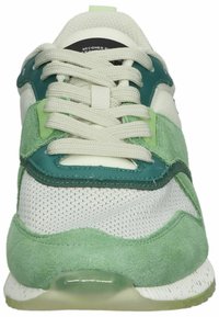 Grüne und weiße Sneakers mit einem Obermaterial aus Mesh, Akzenten aus Wildleder und einer strukturierten Sohle. Mit flachen Schnürsenkeln und einer gepolsterten Zunge.