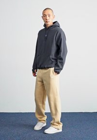 Nike Sportswear CLUB PANT - Tepláky - team gold
