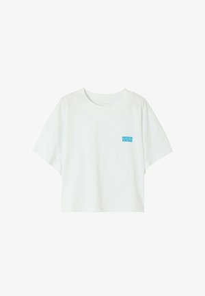 Valge lühendatud puuvillane t-särk ümarate kaeluste ja lühikeste varrukatega. Vasakul rinnal väike sinine kiri "AMERICAN VINTAGE".