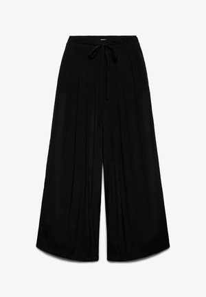 Czarne spodnie o szerokich nogawkach z regulowanym paskiem w talii i subtelnymi pionowymi zakładkami, przedstawione na płasko na białym tle.