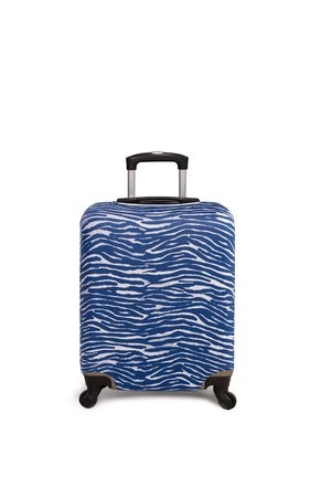 Niebieska walizka twarda z białym wzorem pasków zebry, czarnym chowanym uchwytem i czterema czarnymi kółkami zapewniającymi mobilność.