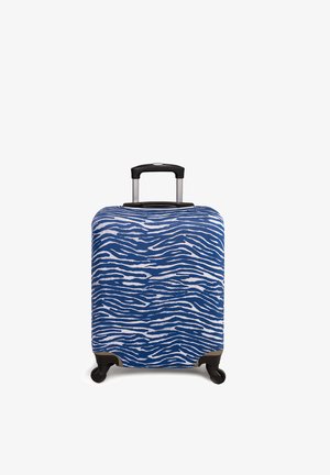 Niebieska walizka twarda z białym wzorem pasków zebry, czarnym chowanym uchwytem i czterema czarnymi kółkami zapewniającymi mobilność.