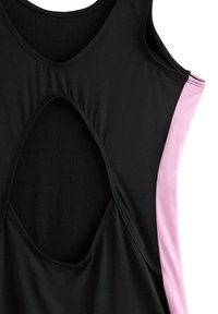 Svart atletisk linne med rund halsringning, med en stor skärning i ryggen och en rosa sidpanel. Slät textur, figurnära design.