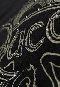 Paradiso Clothing QUEEN DIAMANTE CLASSIC CREST - Print T-shirt - black