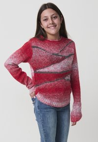 Maglione lavorato a maglia rosso e rosa con motivo ondulato, colletto a girocollo e maniche lunghe. Presenta una consistenza morbida con linee nere di accento.
