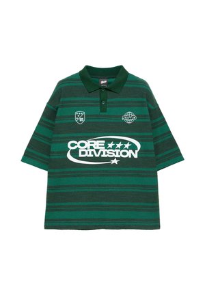 Grøn og mørkegrønstribet polo med mørkegrøn krave, knapstolpe, teksten "CORE DIVISION" og to små hvide logoer på brystet.