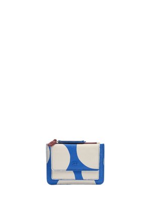 Mały portfel z dużymi niebieskimi i białymi abstrakcyjnymi kształtami, przednią kieszenią i zamkiem błyskawicznym z brązowym uchwytem.