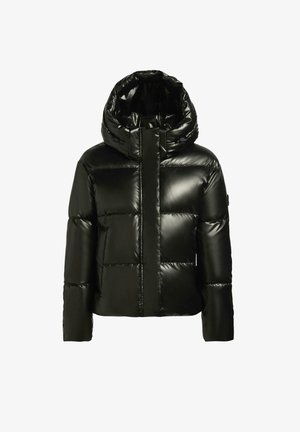 Doudoune noire avec une finition brillante, capuche et design matelassé. Elle est équipée d'une fermeture éclair à l'avant et de poignets élastiques, offrant un ajustement confortable.