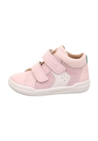 Helle rosa Sneaker mit weißen Akzenten, aus Wildleder und Synthetikmaterial, runder Zehenbereich, doppelte Klettverschlüsse und gepolsterte Knöchelpartie.