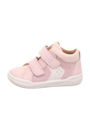Helle rosa Sneaker mit weißen Akzenten, aus Wildleder und Synthetikmaterial, runder Zehenbereich, doppelte Klettverschlüsse und gepolsterte Knöchelpartie.