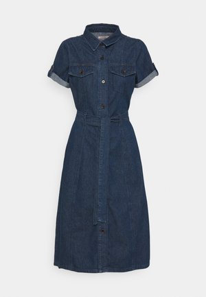 Ciemnoniebieska sukienka koszulowa z denimu z krótkim rękawem, zapinana na guziki z przodu, z kieszeniami na piersi, podwiniętymi mankietami oraz pasem z tego samego materiału w talii.