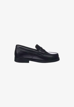 Mocasines de cuero negro con diseño de mocasín, punta redondeada y suela de goma ligeramente elevada. Presenta costuras decorativas a lo largo de la parte superior.