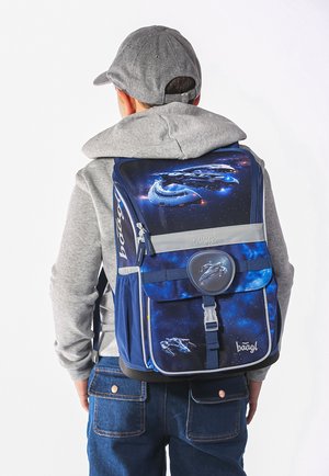 Blaue Rucksack mit Weltraumdesign, mit Raumschiffgrafiken, verstellbaren Trägern und grauen Akzenten. Glatte Textur mit Reißverschlussfächern.