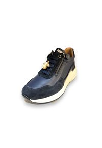 Sneaker blu navy realizzato in materiali in pelle e suede, con cerniera e dettaglio in perla decorativa sui lacci. Suola bianca spessa.