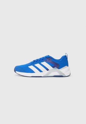 Baskets de sport bleues en maille respirante avec des rayures blanches, une boîte à orteils texturée et une semelle rembourrée pour un soutien et une traction.