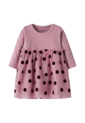 Robe bébé rose à manches longues avec haut en maille côtelée et jupe transparente ornée de grands pois foncés et détail froncé à la taille.