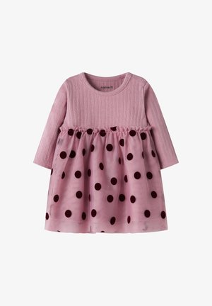 Robe bébé rose à manches longues avec haut en maille côtelée et jupe transparente ornée de grands pois foncés et détail froncé à la taille.