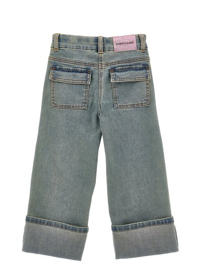 Jeans in denim azzurro chiaro con vita alta, ampi orli risvoltati e due tasche posteriori. Presenta un'etichetta con logo rosa in vita.