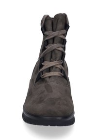 Grijze suède laars met een ronde neus en een zwarte rubberen zool. Beschikt over grijze veters en een gewatteerde kraag. Vooraanzicht benadrukt het veterontwerp.