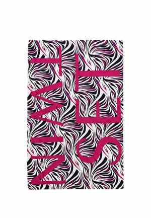 Trapunta con motivo vorticoso nero, bianco e viola, con grandi lettere rosa che compongono la scritta "WIN THIS".