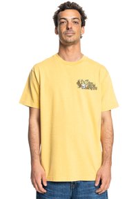 Geel katoenen t-shirt met korte mouwen, voorzien van een bloemenprint en tekst op de linkerborst. Eenvoudig ontwerp, ontspannen pasvorm, geen zichtbare patronen.