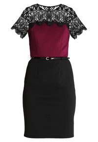 Enges Kleid mit schwarzen Spitzenkurzärmeln, burgunderfarbenem Oberteil, schwarzem Bleistiftrock und dünnem schwarzen Gürtel mit silberner Schnalle.