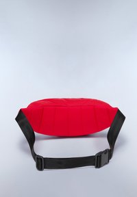 Bolsa circular roja acolchada con una superficie texturada, que presenta una correa ajustable negra y un cierre de hebilla.