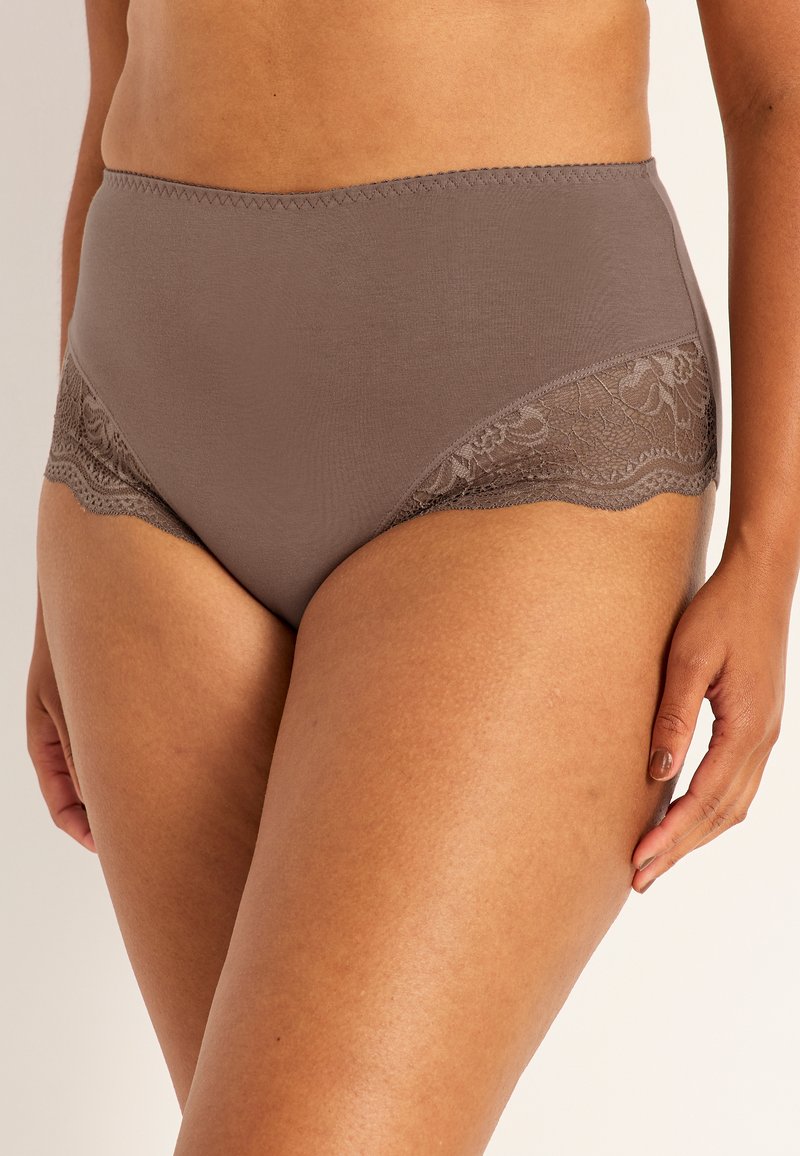 Höga, bruna underkläder med slät tyg och blommig spetskant längs kanterna, som ger en bekväm passform och blygsam täckning.