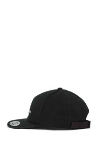 Zwarte baseballcap van katoen, met een platte rand, ventilatiegaten en een verstelbare band aan de achterkant. Tekst op de voorkant in het wit.